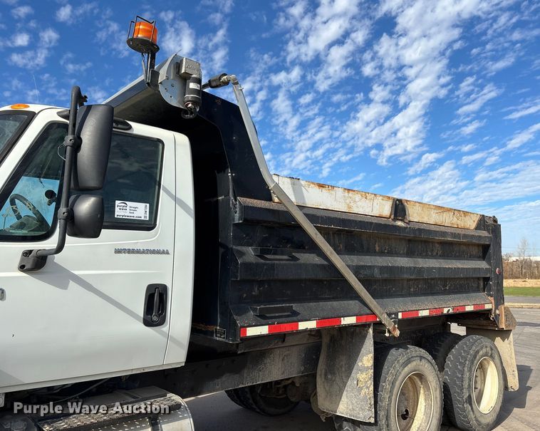 image for item DW7284 2005 International 7400 dump truck