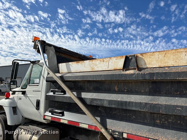 image for item DW7284 2005 International 7400 dump truck