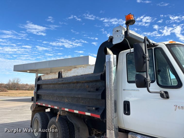 image for item DW7284 2005 International 7400 dump truck