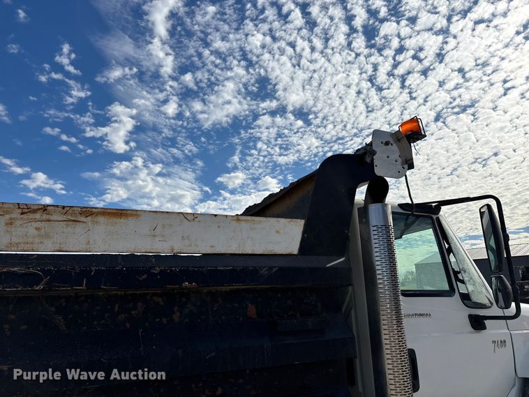 image for item DW7284 2005 International 7400 dump truck