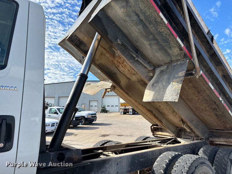 image for item DW7284 2005 International 7400 dump truck