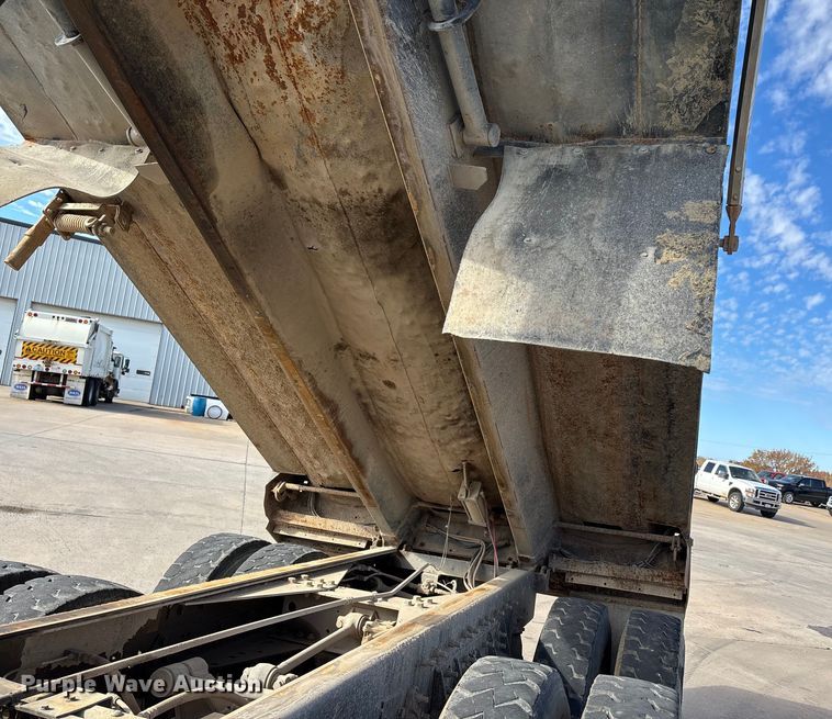 image for item DW7284 2005 International 7400 dump truck