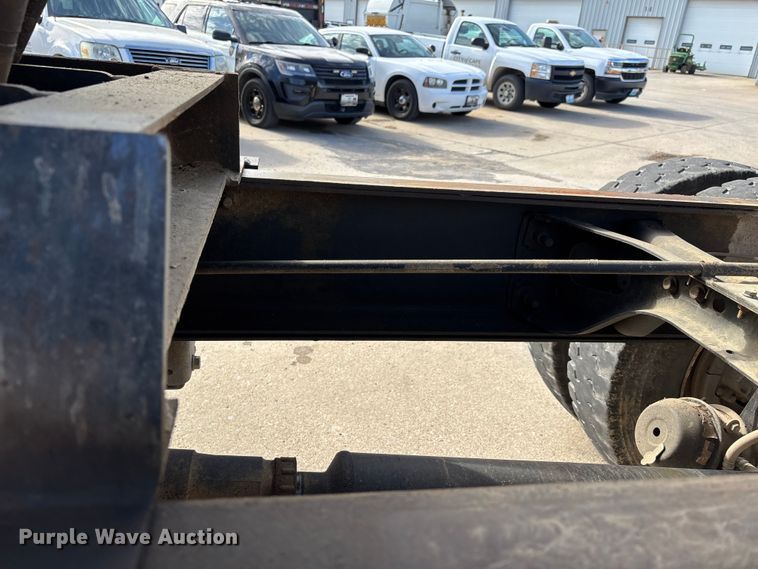 image for item DW7284 2005 International 7400 dump truck