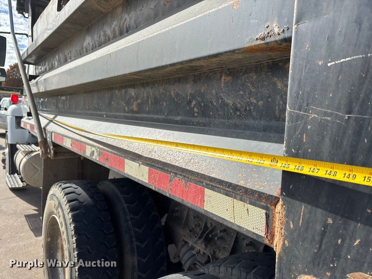 image for item DW7284 2005 International 7400 dump truck