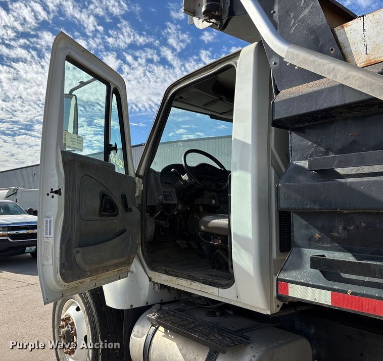 image for item DW7284 2005 International 7400 dump truck