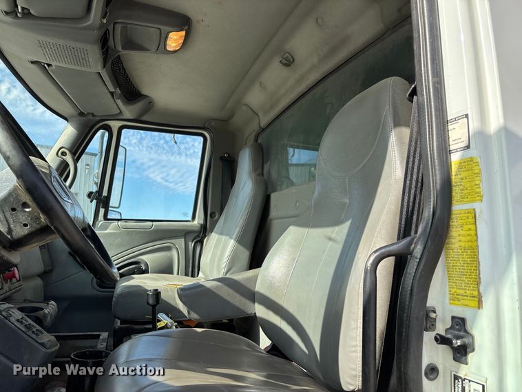 image for item DW7284 2005 International 7400 dump truck