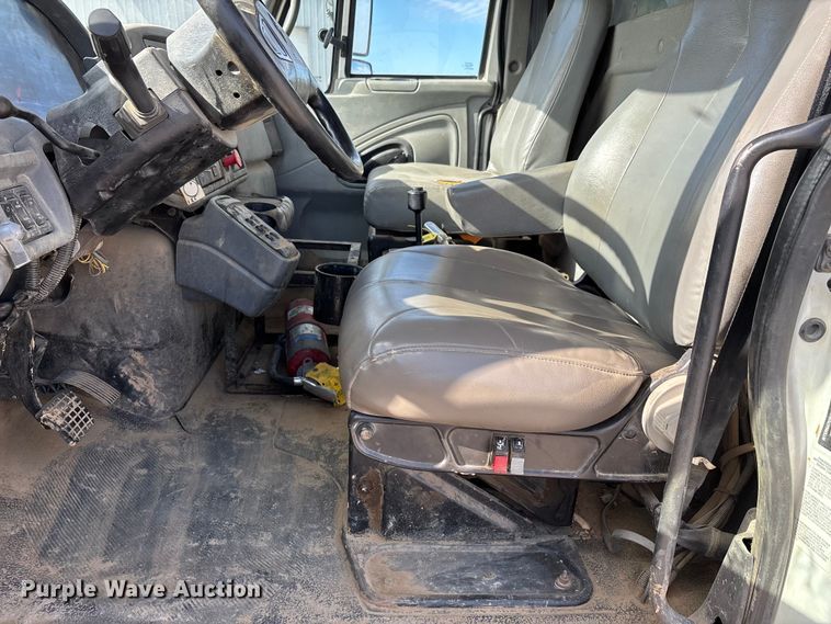 image for item DW7284 2005 International 7400 dump truck