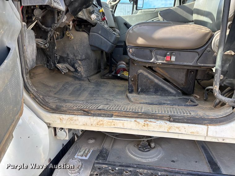 image for item DW7284 2005 International 7400 dump truck