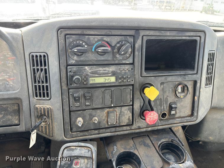 image for item DW7284 2005 International 7400 dump truck