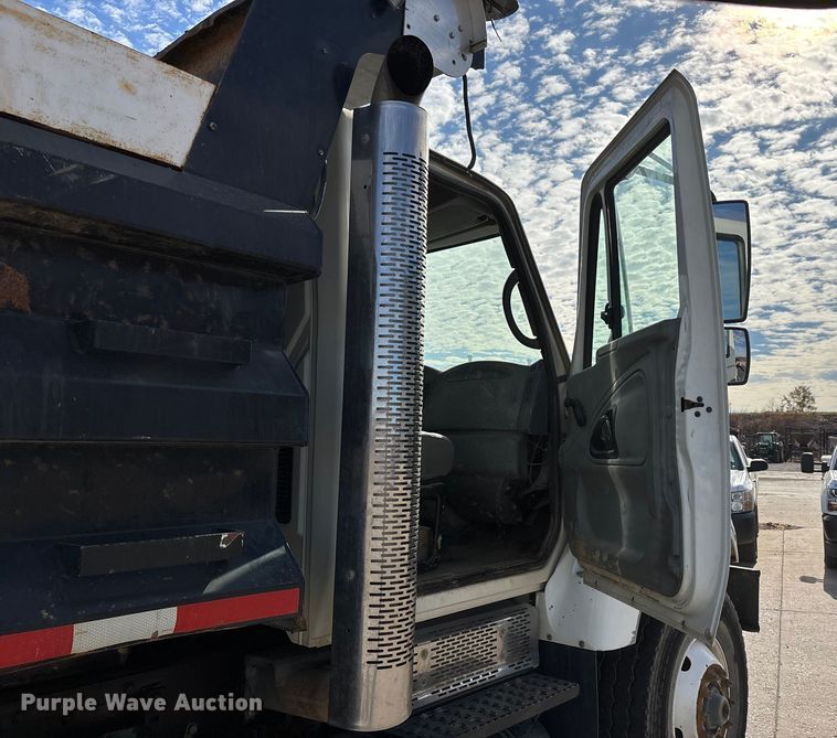 image for item DW7284 2005 International 7400 dump truck