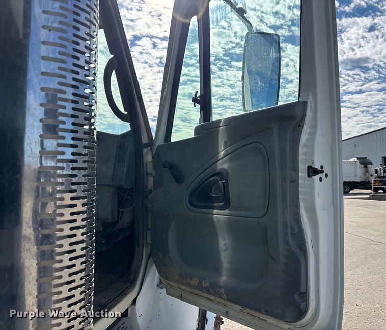 image for item DW7284 2005 International 7400 dump truck