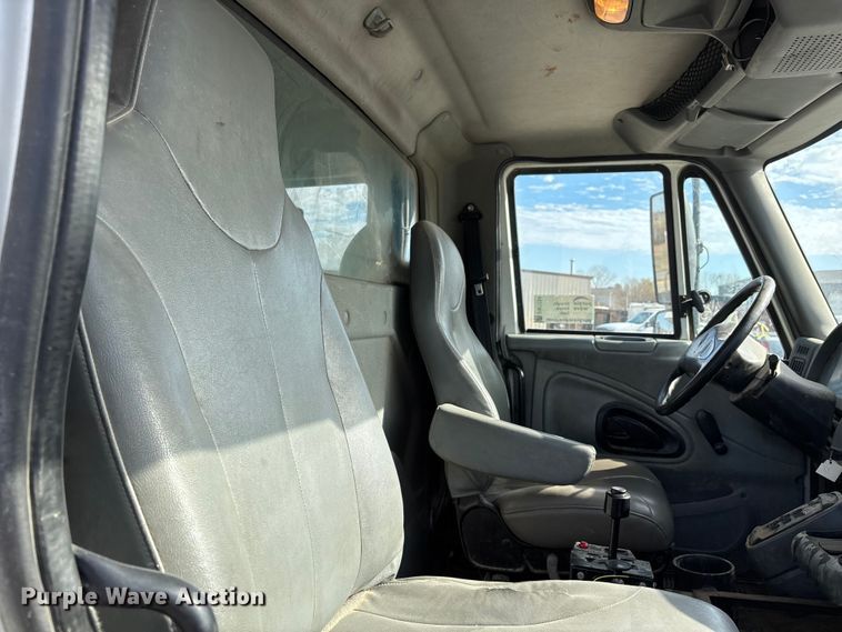 image for item DW7284 2005 International 7400 dump truck