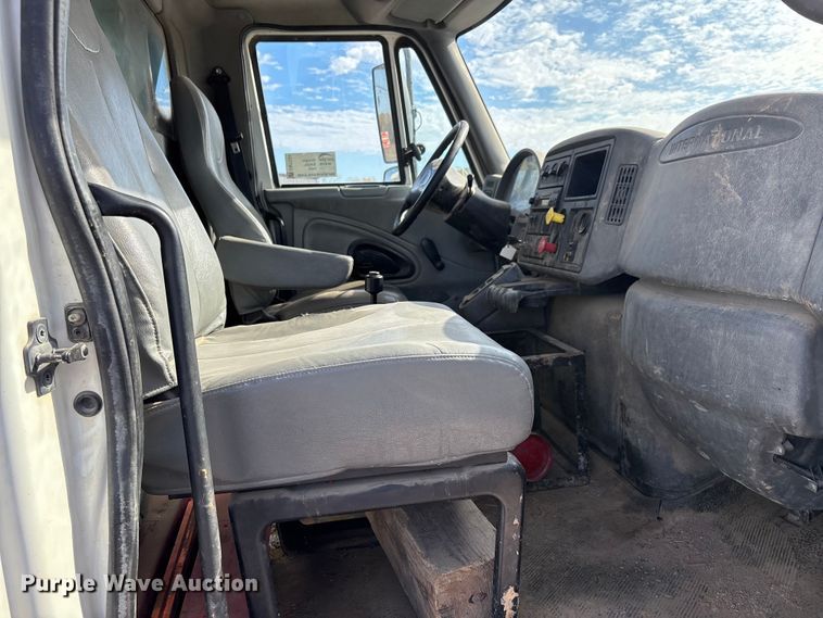 image for item DW7284 2005 International 7400 dump truck