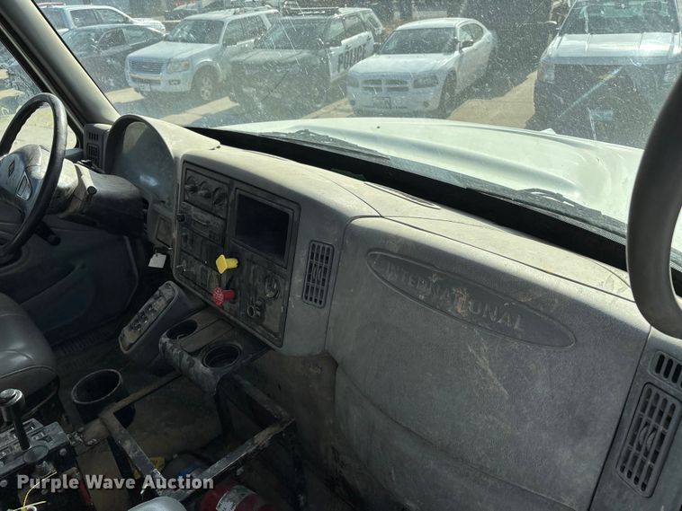 image for item DW7284 2005 International 7400 dump truck