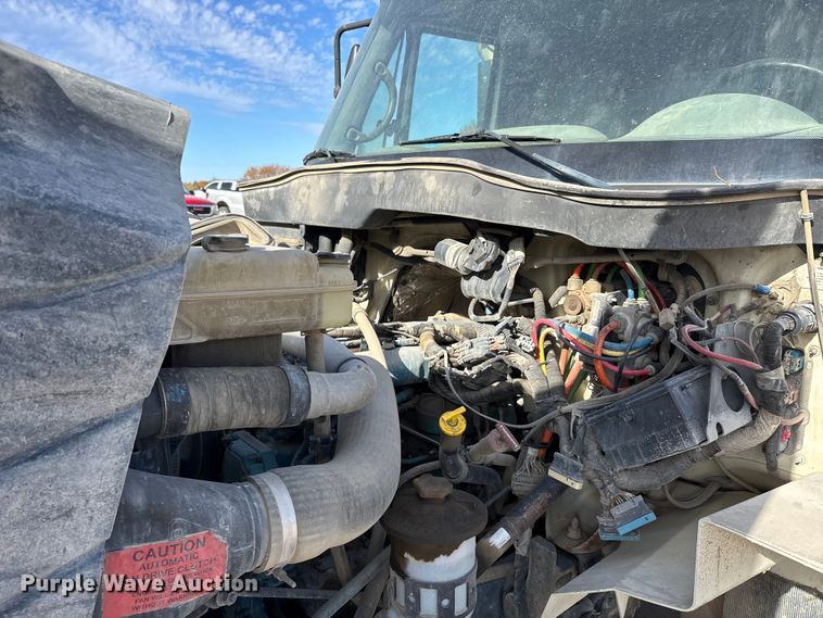 image for item DW7284 2005 International 7400 dump truck