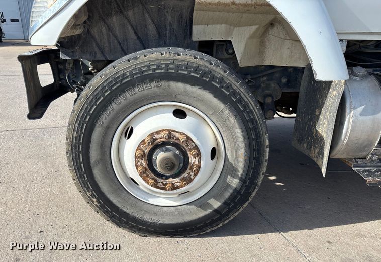 image for item DW7284 2005 International 7400 dump truck