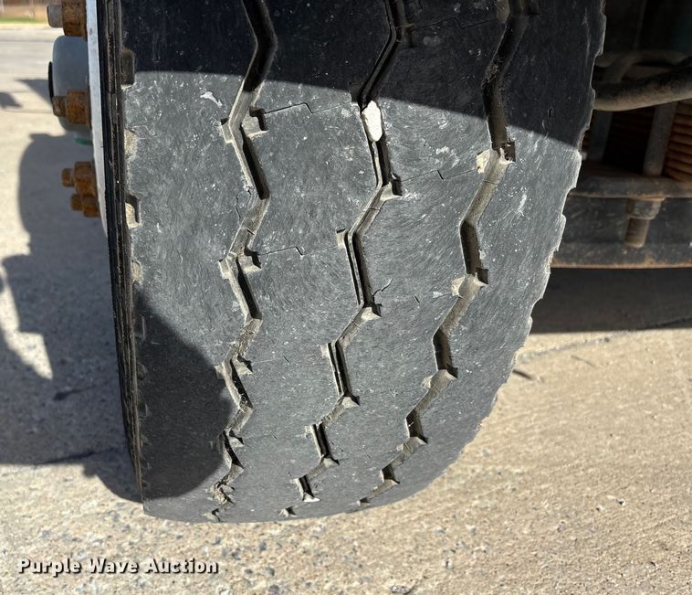 image for item DW7284 2005 International 7400 dump truck