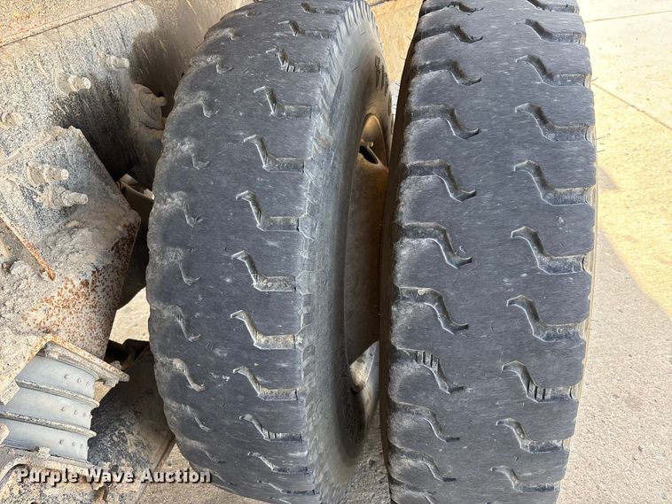 image for item DW7284 2005 International 7400 dump truck