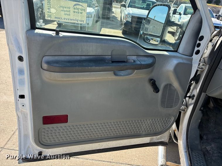 image for item DW7286 2003 Ford F250 Super Duty XL pickup truck