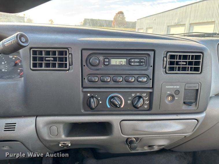 image for item DW7286 2003 Ford F250 Super Duty XL pickup truck