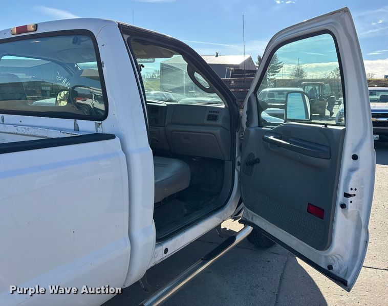 image for item DW7286 2003 Ford F250 Super Duty XL pickup truck