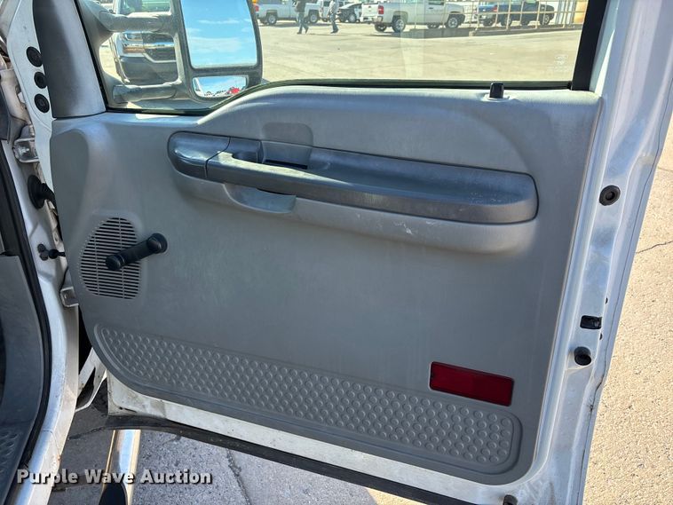 image for item DW7286 2003 Ford F250 Super Duty XL pickup truck