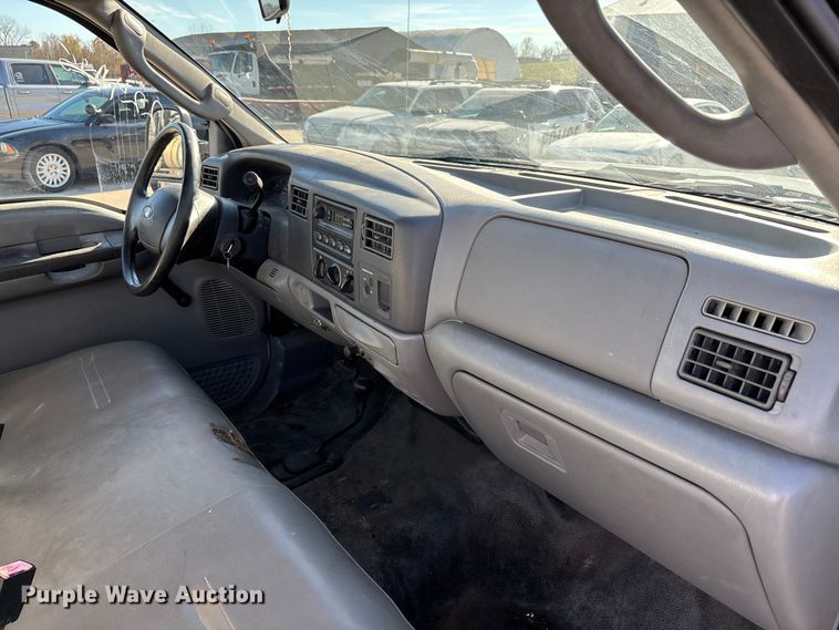 image for item DW7286 2003 Ford F250 Super Duty XL pickup truck