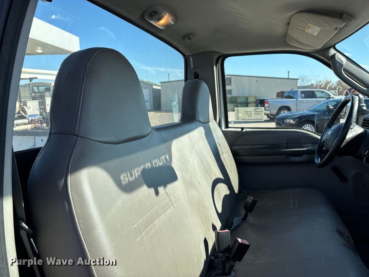 image for item DW7286 2003 Ford F250 Super Duty XL pickup truck