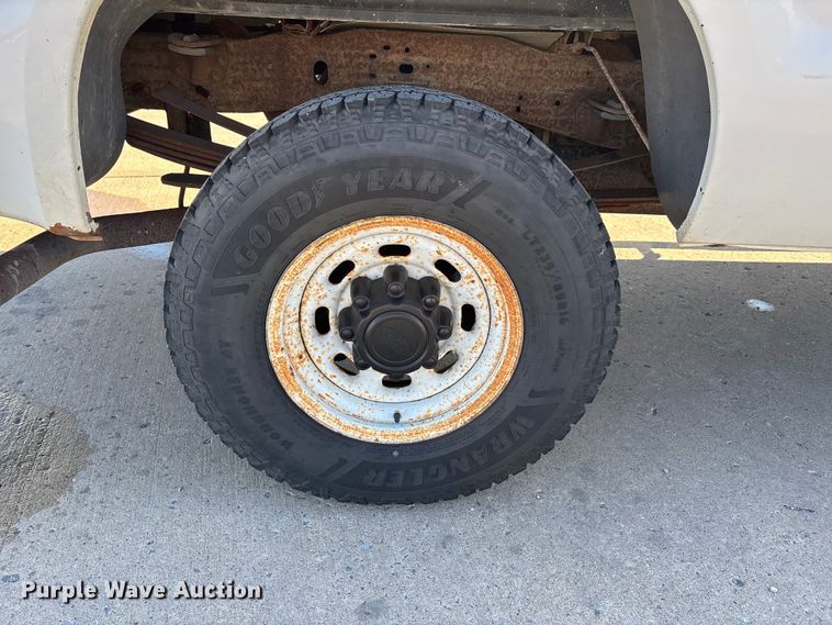 image for item DW7286 2003 Ford F250 Super Duty XL pickup truck