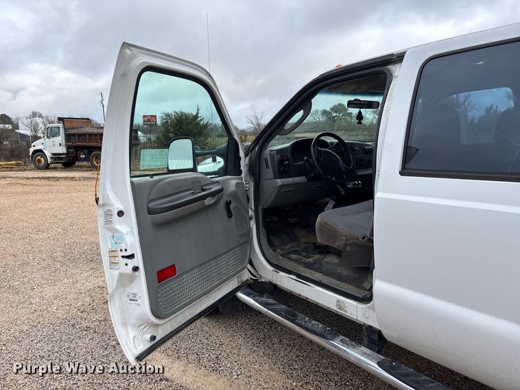 image for item DW7313 2006 Ford F450 Super Duty flatbed truck