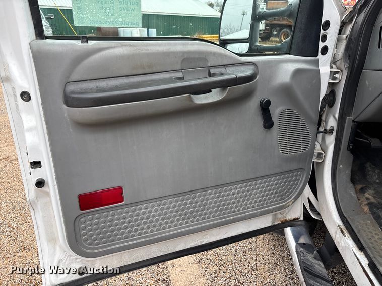 image for item DW7313 2006 Ford F450 Super Duty flatbed truck