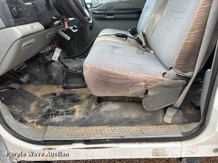 image for item DW7313 2006 Ford F450 Super Duty flatbed truck