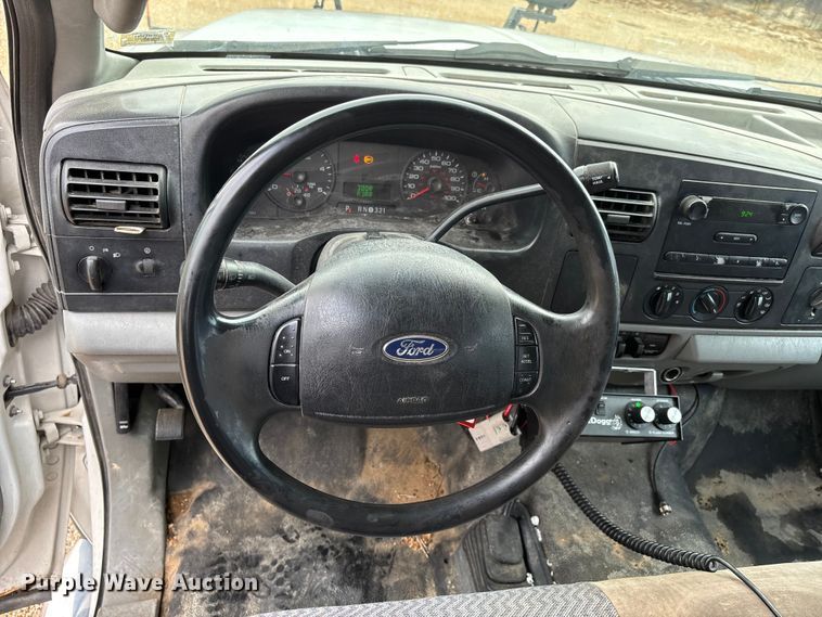 image for item DW7313 2006 Ford F450 Super Duty flatbed truck