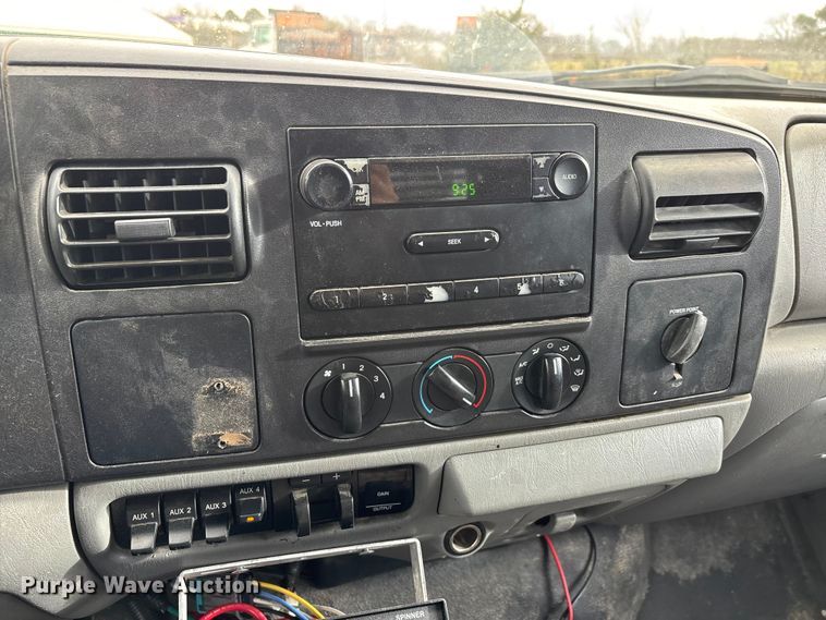 image for item DW7313 2006 Ford F450 Super Duty flatbed truck