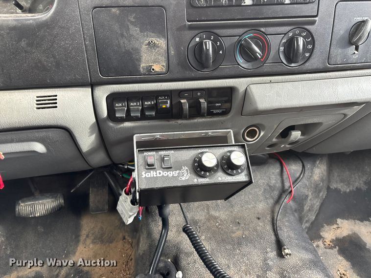 image for item DW7313 2006 Ford F450 Super Duty flatbed truck