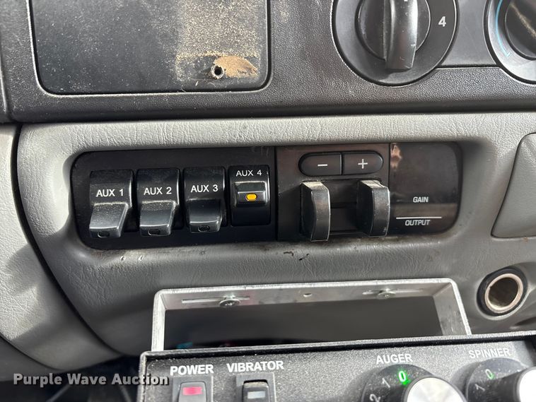 image for item DW7313 2006 Ford F450 Super Duty flatbed truck