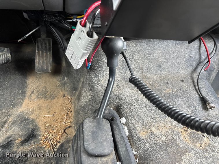 image for item DW7313 2006 Ford F450 Super Duty flatbed truck