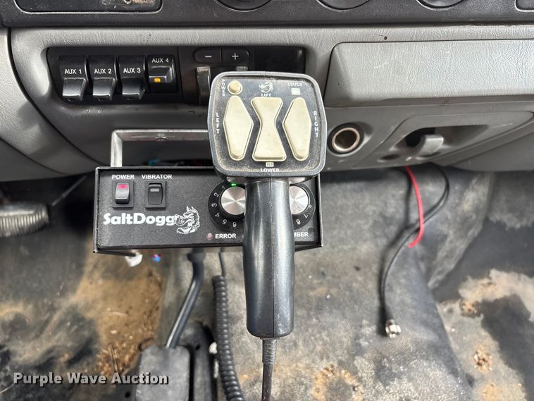 image for item DW7313 2006 Ford F450 Super Duty flatbed truck