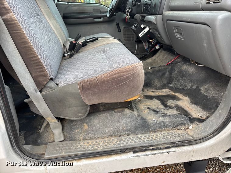 image for item DW7313 2006 Ford F450 Super Duty flatbed truck