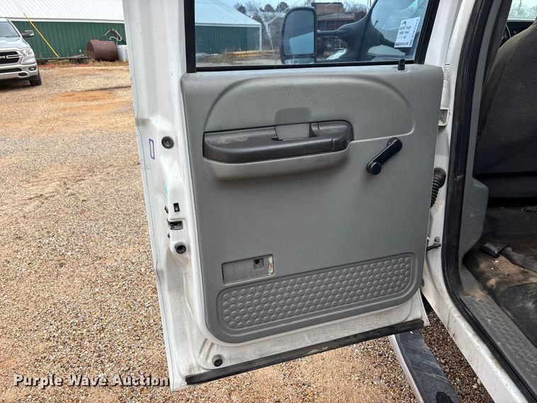 image for item DW7313 2006 Ford F450 Super Duty flatbed truck