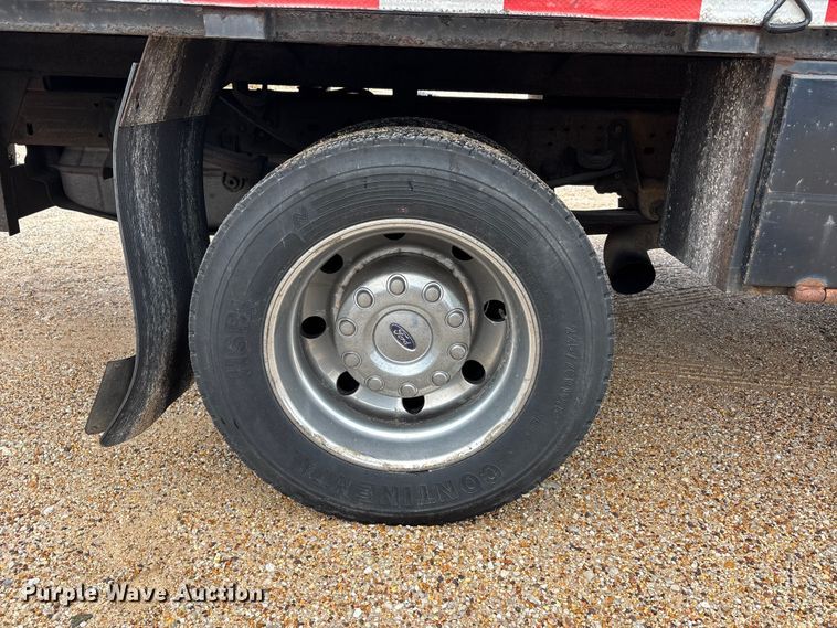 image for item DW7313 2006 Ford F450 Super Duty flatbed truck