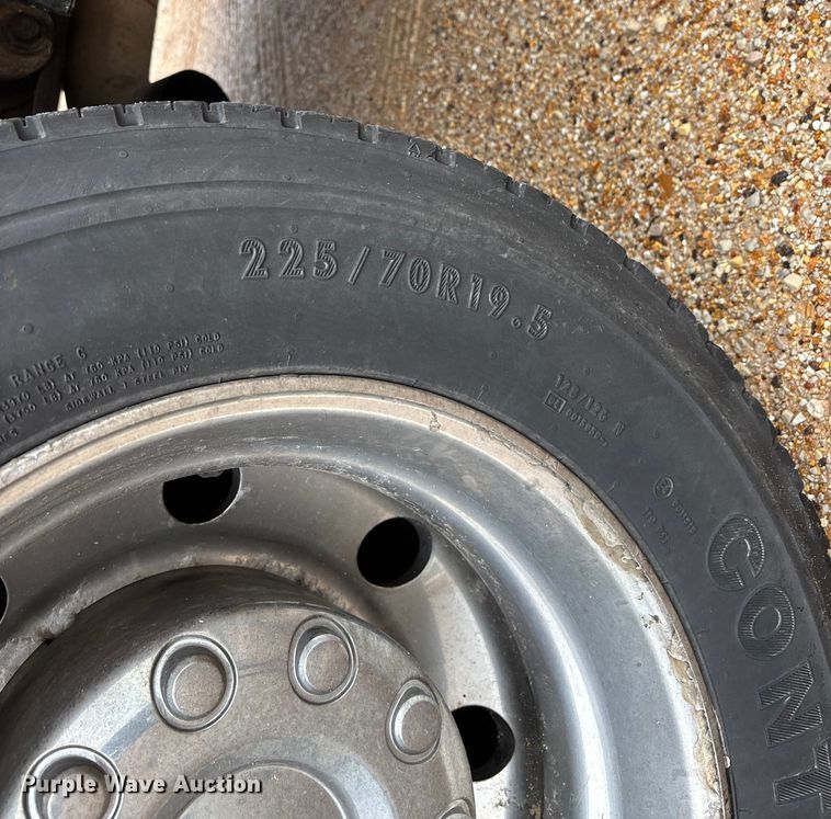 image for item DW7313 2006 Ford F450 Super Duty flatbed truck