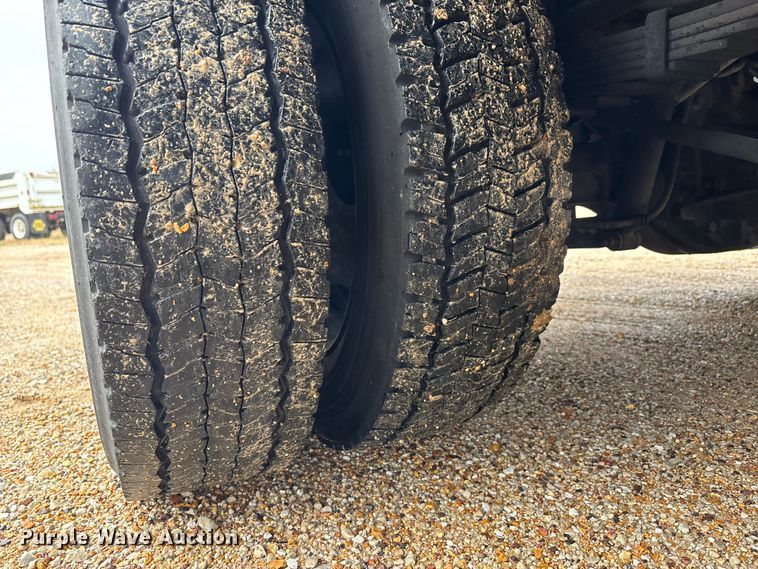 image for item DW7313 2006 Ford F450 Super Duty flatbed truck