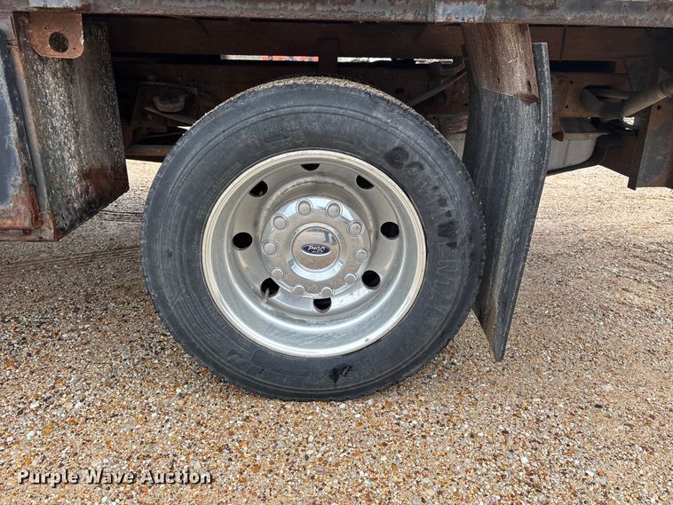 image for item DW7313 2006 Ford F450 Super Duty flatbed truck
