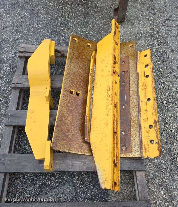 image for item DZ3639 Caterpillar motor grader moldboard attachments