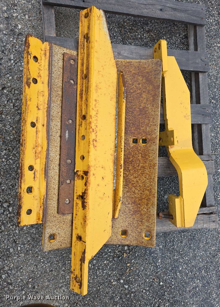 image for item DZ3639 Caterpillar motor grader moldboard attachments