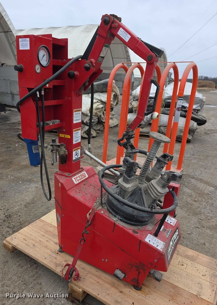 image for item DZ3647 Hunter TC3250 tire machine