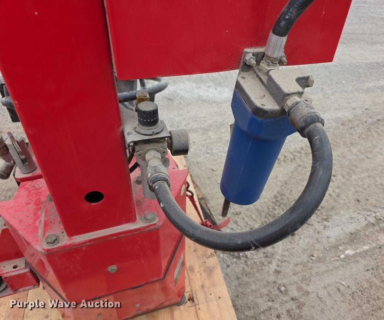 image for item DZ3647 Hunter TC3250 tire machine