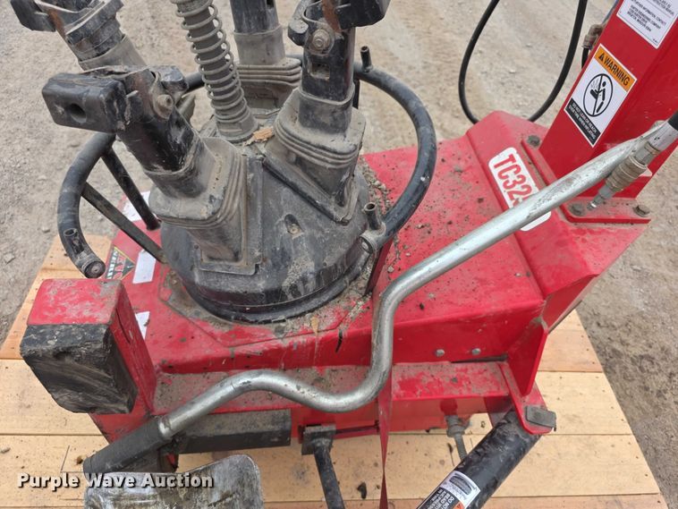 image for item DZ3647 Hunter TC3250 tire machine