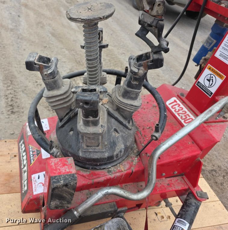 image for item DZ3647 Hunter TC3250 tire machine